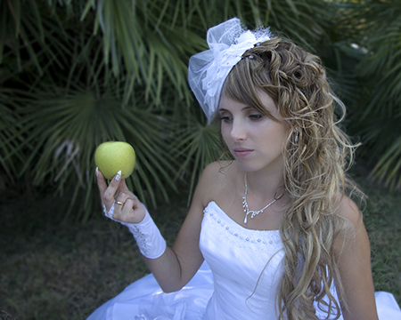 Фотография невесты с яблоком в Сочи