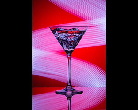 Фуд фотография коктейля с неоновым светом. Сделана в процессе фуд съёмки для рекламы бара и ресторана в г. Сочи