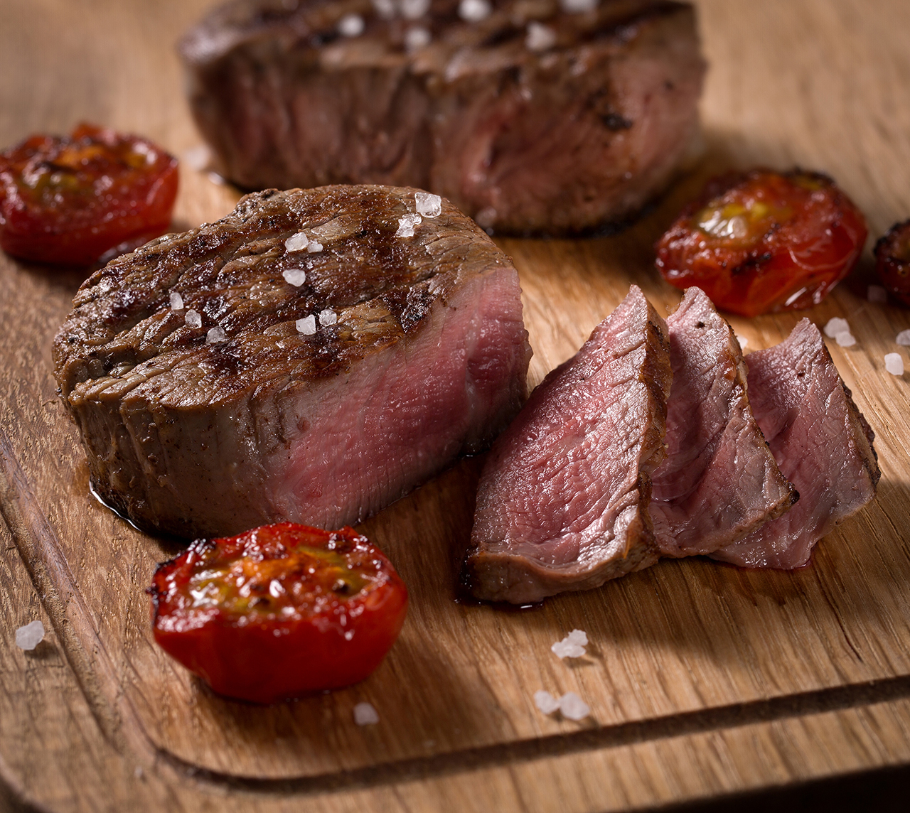 Фуд фотография стейка из говяжьей вырезки сделана для иллюстрации статьи о еде и профессиональной фотосъёмке еды.