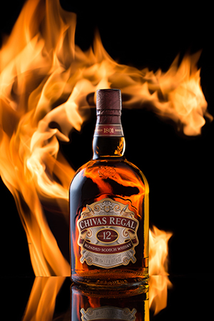 Рекламная фотография виски с огнём. Фуд фотография виски для рекламы и меню.